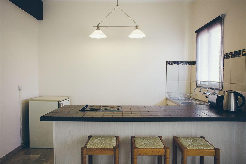 Vega Apartments Limassol Szoba fotó