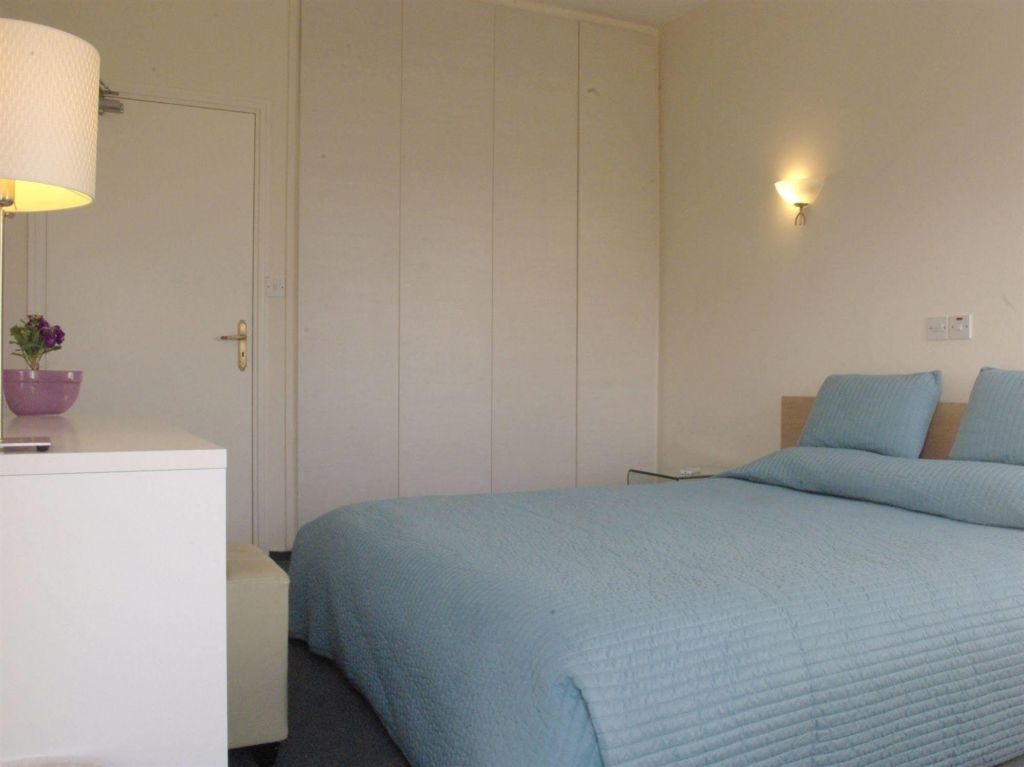 Vega Apartments Limassol Szoba fotó